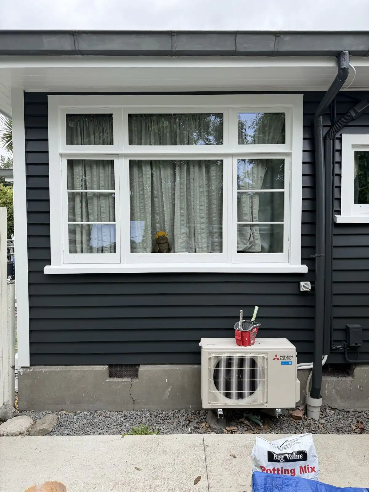 Side window with the heat pump unit below
